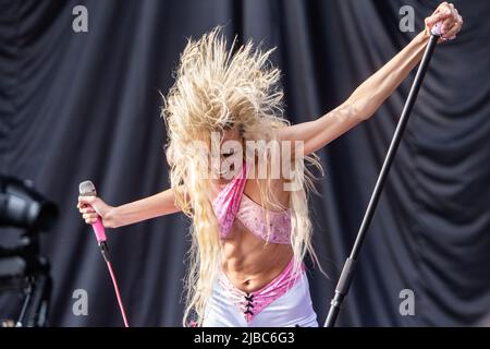 Bologne Italie. 04 juin 2022. Le groupe de rock américain STARCRAWLER se produit en direct sur scène au stade Sonic Park Arena pour ouvrir le spectacle My Chemical Romance. Banque D'Images