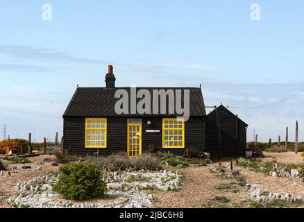 Dungeness, Kent, Royaume-Uni - 10 avril 2009: Une vue de face de Prospect Cottage, maison du regretté Derek Jarman. Le jardin à l'avant a été présenté Banque D'Images