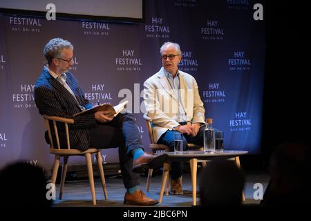 Hay-on-Wye, pays de Galles, Royaume-Uni. 5th juin 2022. Charles Clover en conversation avec Andy friters au Hay Festival 2022, pays de Galles. Crédit : Sam Hardwick/Alamy. Banque D'Images