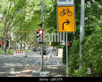 03 juin 2022, Rhénanie-du-Nord-Westphalie, Cologne: Détour du panneau de signalisation pour cyclistes photo: Horst Galuschka/dpa/Horst Galuschka dpa Banque D'Images