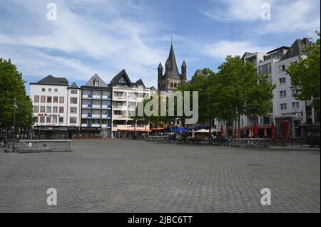 03 juin 2022, Rhénanie-du-Nord-Westphalie, Cologne: Le Heumarkt de Cologne avec la vieille ville et le Gross Sankt Martin photo: Horst Galuschka/dpa/Horst Galuschka dpa Banque D'Images