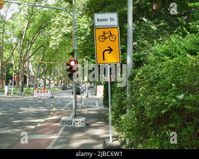 03 juin 2022, Rhénanie-du-Nord-Westphalie, Cologne: Détour du panneau de signalisation pour cyclistes photo: Horst Galuschka/dpa/Horst Galuschka dpa Banque D'Images