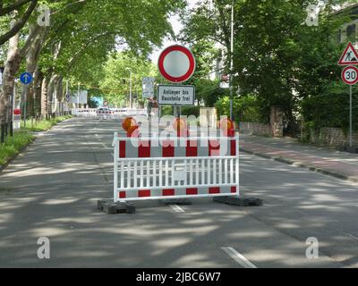 03 juin 2022, Rhénanie-du-Nord-Westphalie, Cologne: Panneaux de signalisation et grille rouge blanche sur la route avec avis site de construction libre, sans résidents, barrière, grille barrière en plastique et signalisation routière, panneau de réglementation de signalisation routière, interdiction pour les véhicules de toutes sortes écluses photo: Horst Galuschka/dpa/Horst Galuschka dpa Banque D'Images