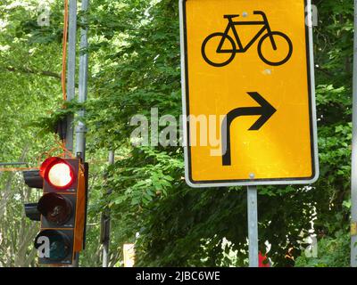 03 juin 2022, Rhénanie-du-Nord-Westphalie, Cologne: Détour du panneau de signalisation pour cyclistes photo: Horst Galuschka/dpa/Horst Galuschka dpa Banque D'Images