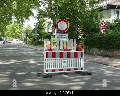 03 juin 2022, Rhénanie-du-Nord-Westphalie, Cologne: Panneaux de signalisation et grille rouge blanche sur la route avec avis site de construction libre, sans résidents, barrière, grille barrière en plastique et signalisation routière, panneau de réglementation de signalisation routière, interdiction pour les véhicules de toutes sortes écluses photo: Horst Galuschka/dpa/Horst Galuschka dpa Banque D'Images