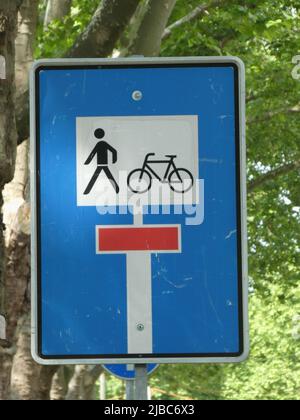 03 juin 2022, Rhénanie-du-Nord-Westphalie, Cologne: Point mort des panneaux de signalisation pour piétons et cyclistes photo: Horst Galuschka/dpa/Horst Galuschka dpa Banque D'Images