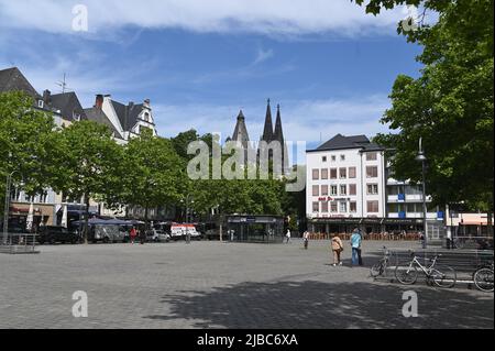 03 juin 2022, Rhénanie-du-Nord-Westphalie, Cologne: Le Heumarkt de Cologne avec la vieille ville en arrière-plan la cathédrale de Cologne photo: Horst Galuschka/dpa/Horst Galuschka dpa Banque D'Images