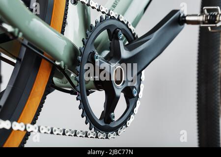 L'étoile de pointe d'une bicyclette avec une bielle et un gros plan de chaîne, des accessoires de réparation et de réglage Banque D'Images