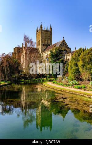 Cathédrale de Wells avec un reflet presque parfait sous le soleil d'hiver dans une piscine du Bishop's Palace, Somerset, Angleterre, Royaume-Uni Banque D'Images