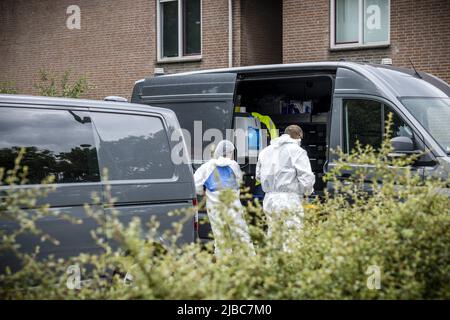 2022-06-05 12:55:52 GELEEN - enquête de police à la maison d'un suspect de 22 ans à Geleen. L'homme est soupçonné d'être kidnappé et impliqué dans la mort de Gino, 9 ans, qui a été retrouvé samedi matin dans une maison voisine. ANP ROB ENGELAR pays-bas sortie - belgique sortie Banque D'Images