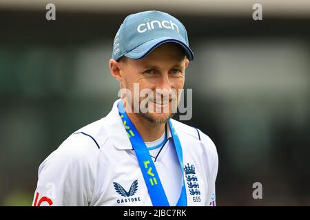 Londres, Royaume-Uni. 05th juin 2022. Joe Root of England avec sa médaille de série d'essais crédit: Nouvelles Images /Alay Live News Banque D'Images