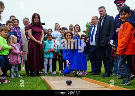 La princesse Beatrice (au centre) et la princesse Eugénie (à gauche) jouant sur la piste de bowling pendant le déjeuner du Big Jubilee organisé par le conseil de Westminster pour les groupes bénévoles et communautaires locaux qui ont contribué pendant la pandémie Covid-19, au terrain de jeux de Paddington, à Londres, le quatrième jour des célébrations du Jubilé de platine. Date de la photo: Dimanche 5 juin 2022. Banque D'Images