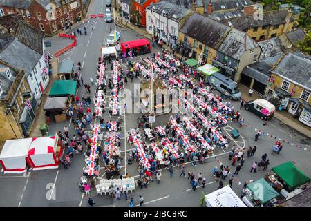 Beaminster, Dorset, Royaume-Uni. 5th juin 2022. Vue depuis les airs de la fête de rue Platinum Jubilee sur la place Beaminster dans Dorset. Crédit photo : Graham Hunt/Alamy Live News Banque D'Images