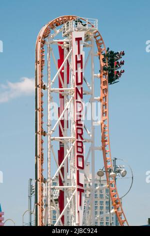 La sortie palpitante de montagnes russes Thunderbolt à Coney Island Brooklyn, New York, printemps 2022. Banque D'Images