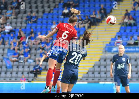 Eskilstuna, Suède. 05th juin 2022. Clara Markstedt (6 Vittsjo) et Anna Oskarsson (20 Eskilstuna) dans une bataille de tête pendant le match dans la Ligue suédoise OBOS Damallsvenskan sur 5 juin 2022 entre Eskilstuna DFF Uni et Vittsjo GIK à Tunavallen Eskilstuna, Suède Peter Sonander/SPP crédit: SPP Sport Press photo. /Alamy Live News Banque D'Images