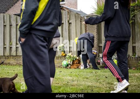 2022-06-05 12:40:15 GELEEN - fleurs déposées à la maison à Geleen où Gino, 9 ans, a été trouvé le samedi matin. Un homme de 22 ans de Geleen a été arrêté pour suspicion de mort du garçon. ANP ROB ENGELAR pays-bas sortie - belgique sortie Banque D'Images