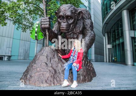 Londres, Royaume-Uni. 05th juin 2022. Dans un sentier d'art public gratuit pour soutenir des projets de conservation. Chimps are Family est situé entre London Bridge et Tower Bridge sur le côté sud de la rivière. Les sculptures démontrent 18 comportements et émotions différents montrés par les chimpanes - avec qui nous les humains partageons 98% 0f notre ADN - y compris l'amour, le chagrin, l'amitié et le conflit. Crédit : Paul Quezada-Neiman/Alay Live News Banque D'Images