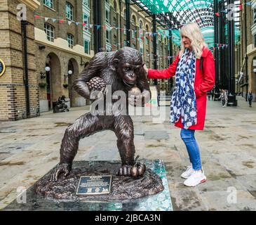 Londres, Royaume-Uni. 05th juin 2022. Dans un sentier d'art public gratuit pour soutenir des projets de conservation. Chimps are Family est situé entre London Bridge et Tower Bridge sur le côté sud de la rivière. Les sculptures démontrent 18 comportements et émotions différents montrés par les chimpanes - avec qui nous les humains partageons 98% 0f notre ADN - y compris l'amour, le chagrin, l'amitié et le conflit. Crédit : Paul Quezada-Neiman/Alay Live News Banque D'Images