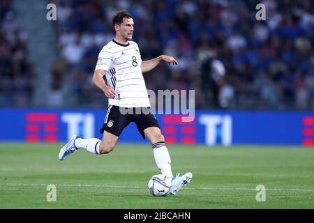 Leon Goretzka, d'Allemagne, contrôle le ballon lors du match de l'UEFA Nations League Group 3 entre l'Italie et l'Allemagne au Stadio Dall'Ara on 4 juin 2022 à Bologne, Italie . Banque D'Images