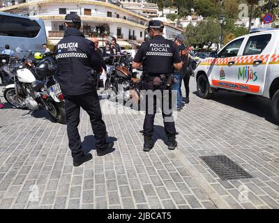 Patrouille de police à Mijas Pueblo lors d'une réunion Harley Davidson. Province de Malaga, Analusia, Espagne. Banque D'Images