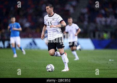 Niklas Sule d'Allemagne contrôle le ballon lors du match de l'UEFA Nations League Group 3 entre l'Italie et l'Allemagne au Stadio Dall'Ara on 4 juin 2022 à Bologne, Italie . Banque D'Images