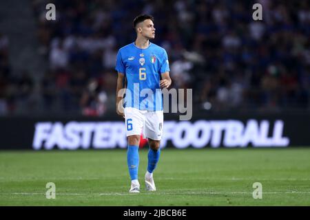 Samuele Ricci, d'Italie, se penche sur le match de l'UEFA Nations League Group 3 entre l'Italie et l'Allemagne au Stadio Dall'Ara on 4 juin 2022 à Bologne, Italie . Banque D'Images