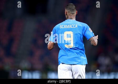 Gianluca Scamacca, d'Italie, se penche sur le match du groupe C de la Ligue des Nations de l'UEFA entre l'Italie et l'Allemagne au Stadio Dall'Ara on 4 juin 2022 à Bologne, Italie . Banque D'Images