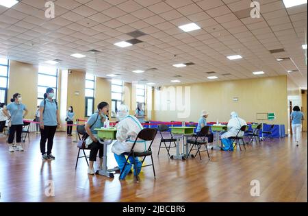 Pékin, Chine. 5th juin 2022. Les travailleurs médicaux prélèvent des échantillons prélevés par écouvillonnage auprès des membres du personnel pour un test d'acide nucléique sur un site d'examen du prochain examen d'entrée au collège national pour 2022 à Pékin, capitale de la Chine, 5 juin 2022. Un nouveau haut de 11,93 millions d'étudiants passera l'examen d'entrée à l'université nationale de Chine en 2022, également connu sous le nom de « gaokao ». Crédit: REN Chao/Xinhua/Alay Live News Banque D'Images