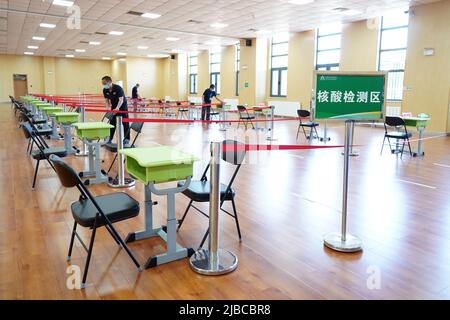 Pékin, Chine. 5th juin 2022. Des stands de test des acides nucléiques sont visibles sur un site d'examen de l'examen d'entrée du prochain collège national pour 2022 à Pékin, capitale de la Chine, 5 juin 2022. Un nouveau haut de 11,93 millions d'étudiants passera l'examen d'entrée à l'université nationale de Chine en 2022, également connu sous le nom de « gaokao ». Crédit: REN Chao/Xinhua/Alay Live News Banque D'Images