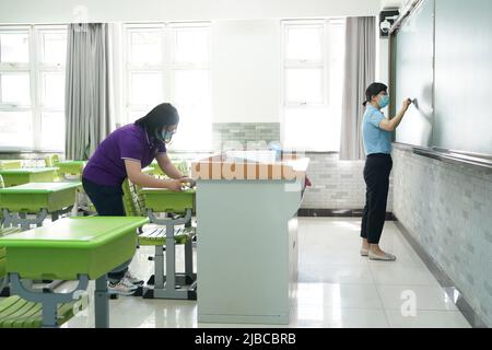 Pékin, Chine. 5th juin 2022. Les membres du personnel préparent l'examen d'entrée à l'université nationale pour 2022 à Pékin, capitale de la Chine, 5 juin 2022. Un nouveau haut de 11,93 millions d'étudiants passera l'examen d'entrée à l'université nationale de Chine en 2022, également connu sous le nom de « gaokao ». Crédit: REN Chao/Xinhua/Alay Live News Banque D'Images