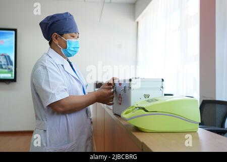 Pékin, Chine. 5th juin 2022. Un travailleur médical prépare des fournitures médicales sur un site d'examen de l'examen d'entrée à l'université nationale pour 2022 à Pékin, capitale de la Chine, 5 juin 2022. Un nouveau haut de 11,93 millions d'étudiants passera l'examen d'entrée à l'université nationale de Chine en 2022, également connu sous le nom de « gaokao ». Crédit: REN Chao/Xinhua/Alay Live News Banque D'Images