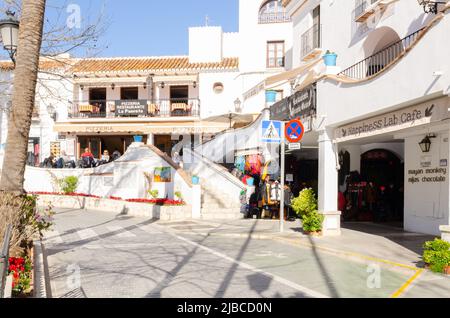 MIJAS, ESPAGNE - 01 MARS 2022 sur la place centrale, vous pouvez voir la fontaine et le banc de l'artiste de marbre El Galiano avec des pierres portées par le floo Banque D'Images