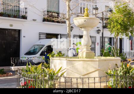 MIJAS, ESPAGNE - 01 MARS 2022 sur la place centrale, vous pouvez voir la fontaine et le banc de l'artiste de marbre El Galiano avec des pierres portées par le floo Banque D'Images