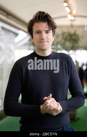 Hay-on-Wye, pays de Galles, Royaume-Uni. 5th juin 2022. Greg James Portrait au Hay Festival 2022, pays de Galles. Crédit : Sam Hardwick/Alamy. Banque D'Images