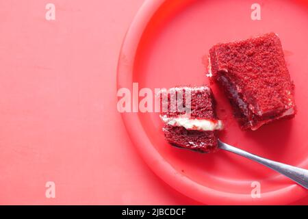 gâteau de velours rouge sur l'assiette Banque D'Images