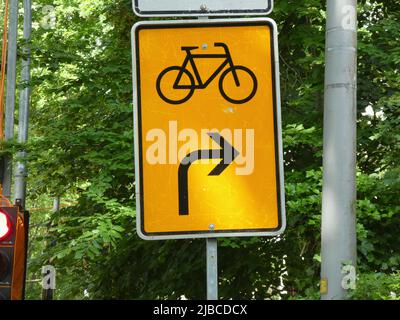 03 juin 2022, Rhénanie-du-Nord-Westphalie, Cologne: Détour du panneau de signalisation pour cyclistes photo: Horst Galuschka/dpa/Horst Galuschka dpa Banque D'Images