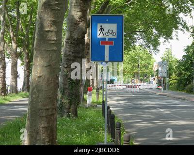 03 juin 2022, Rhénanie-du-Nord-Westphalie, Cologne: Point mort des panneaux de signalisation pour piétons et cyclistes photo: Horst Galuschka/dpa/Horst Galuschka dpa Banque D'Images