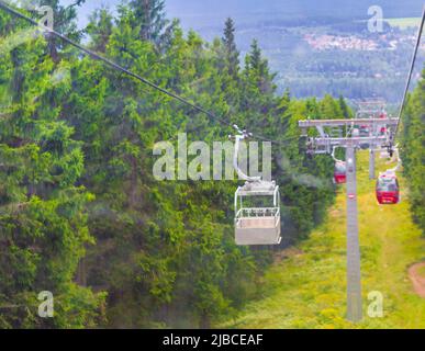 Promenade à Wurmberg avec la télécabine rouge de chemin de fer avec vue panoramique sur le paysage de montagne de Braunlage Harz Goslar en Basse-Saxe Allemagne. Banque D'Images