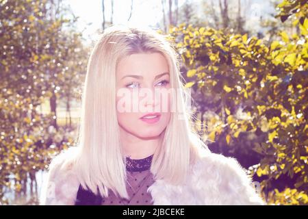 portrait d'une femme blonde élégante dans un parc Banque D'Images