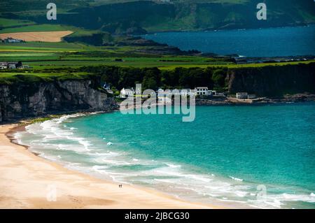 Whitepark Bay sur la côte d'Antrim en Irlande du Nord. Banque D'Images