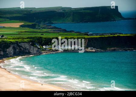 Whitepark Bay sur la côte d'Antrim en Irlande du Nord. Banque D'Images