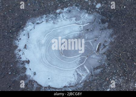 Bas de porte gelé en hiver avec motifs de glace circulaires Banque D'Images