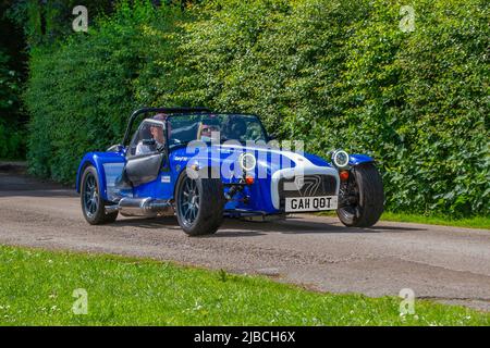 2012 bleu blanc Caterham Seven 7 arrivée à Worden Park Motor Village pour le Festival de Leyland, Royaume-Uni Banque D'Images