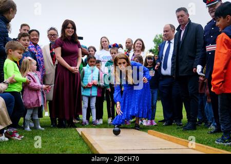 La princesse Beatrice (au centre) et la princesse Eugénie (à gauche) jouent sur la piste de bowling lors du déjeuner du Big Jubilee organisé par le conseil de Westminster pour les groupes bénévoles et communautaires locaux qui ont contribué pendant la pandémie Covid-19, au terrain de jeux de Paddington, à Londres, le quatrième jour des célébrations du Jubilé de platine. Date de la photo: Dimanche 5 juin 2022. Banque D'Images