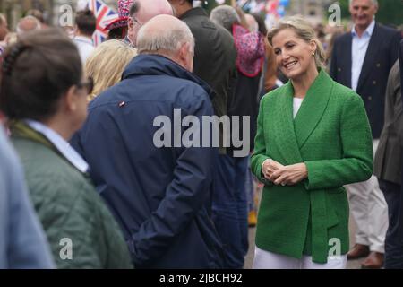 La comtesse de Wessex est vue pendant le déjeuner du grand Jubilé avec des membres de la communauté locale assis à la table longue sur la longue promenade, château de Windsor, le quatrième jour des célébrations du Jubilé de platine. Date de la photo: Dimanche 5 juin 2022. Banque D'Images