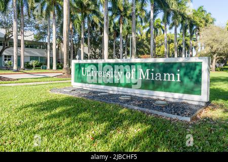 Miami, FL, Etats-Unis - 2 janvier 2022: Le panneau de l'Université de Miami est montré à Miami, FL, Etats-Unis. Banque D'Images