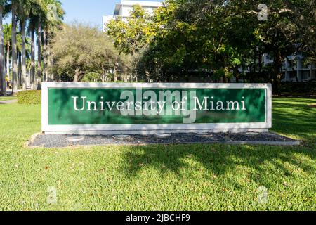 Miami, FL, Etats-Unis - 2 janvier 2022: Le panneau de l'Université de Miami est montré à Miami, FL, Etats-Unis. Banque D'Images