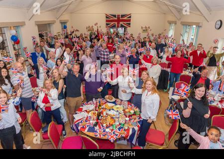 Clifford Chambers, Warwickshire, Royaume-Uni. 5th juin 2022. Le village pittoresque de Clifford Chambers a tenu aujourd'hui un Jubilé de platine dans sa salle de village. Tout le village s'est avéré pour la fête. Crédit : AG News/Alay Live News Banque D'Images