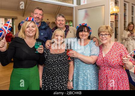 Clifford Chambers, Warwickshire, Royaume-Uni. 5th juin 2022. Le village pittoresque de Clifford Chambers a tenu aujourd'hui un Jubilé de platine dans sa salle de village. Kate et Kevin Reddan, Christine et Keith Smith, Gaynor Reddan et Debbie Hampson, tous de Clifford Chambers, ont été les plus amusants. Crédit : AG News/Alay Live News Banque D'Images