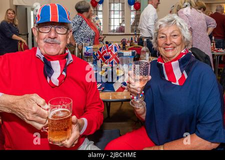 Clifford Chambers, Warwickshire, Royaume-Uni. 5th juin 2022. Le village pittoresque de Clifford Chambers a tenu aujourd'hui un Jubilé de platine dans sa salle de village. Chris et Val Wilks de Clifford Chambers ont apprécié la célébration. Crédit : AG News/Alay Live News Banque D'Images